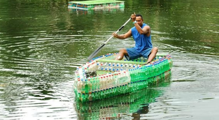 Làm thuyền bè bằng vỏ chai nhựa tái chế